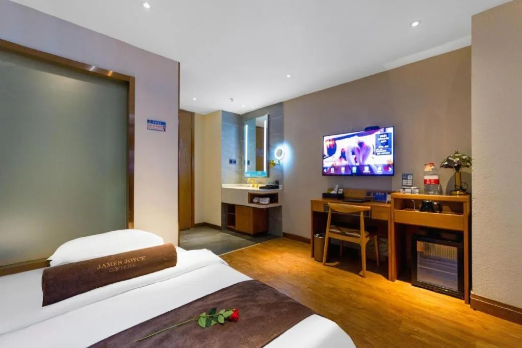 Bed in James Joyce Coffetel Xi'an Lingtong The Terracotta Army Huaqingchi University Town Metro Station