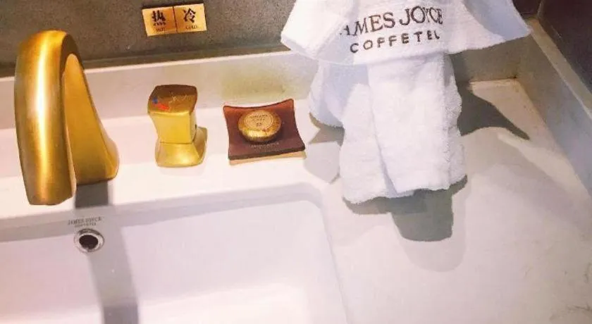 James Joyce Coffetel Xi'an Lingtong The Terracotta Army Huaqingchi University Town Metro Station