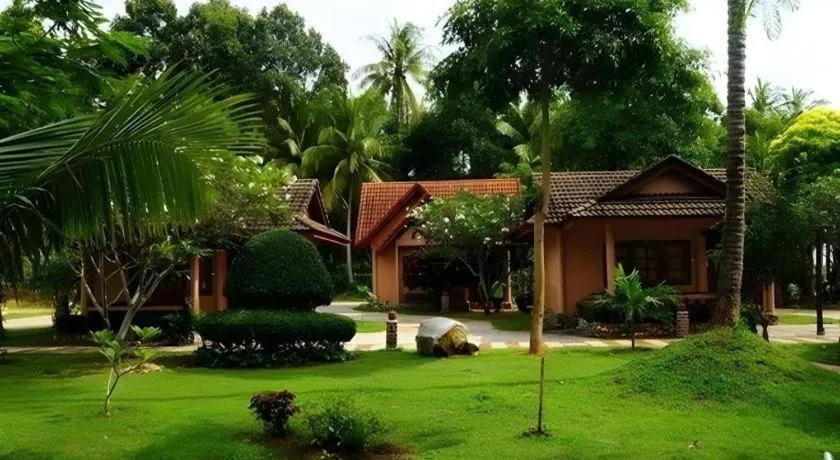 Alongkot Beach Resort Khanom