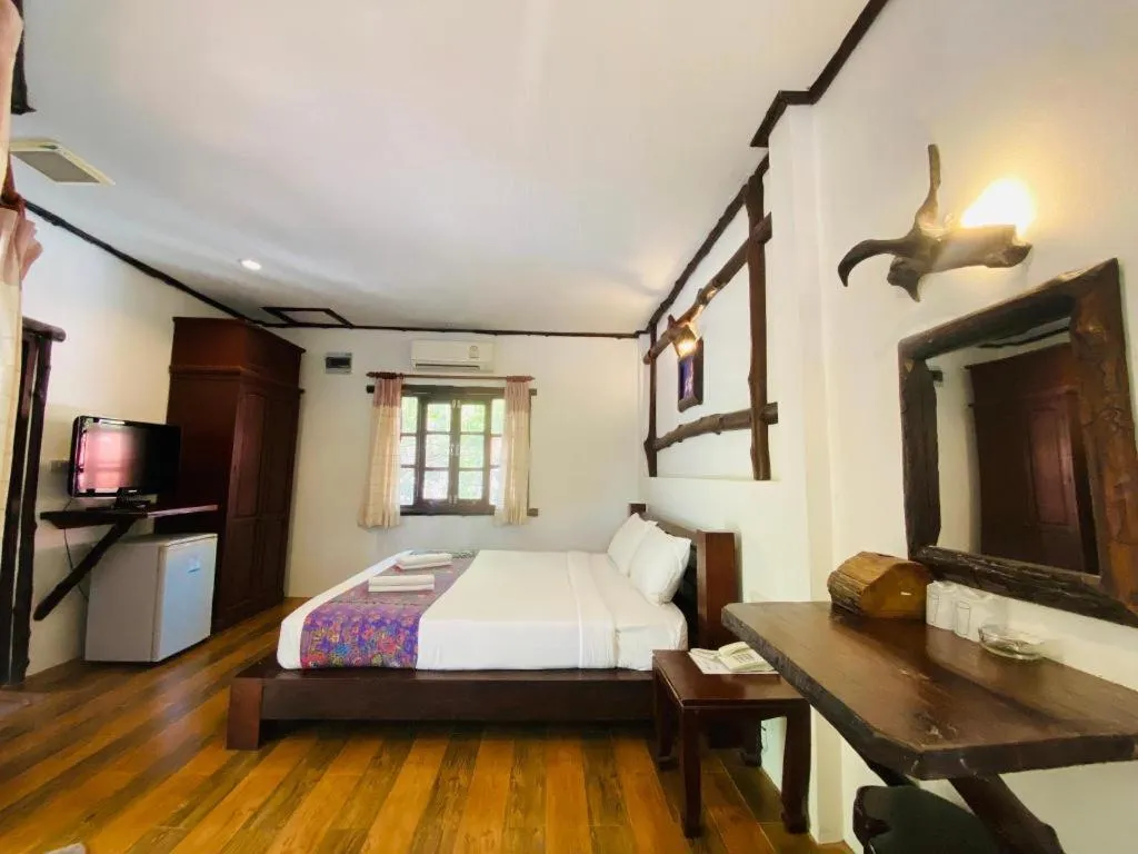 Bed in Alongkot Beach Resort Khanom