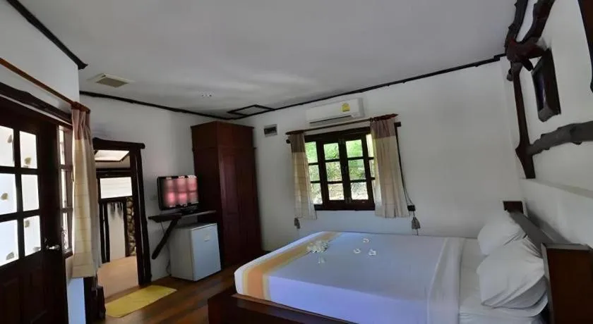 Bed in Alongkot Beach Resort Khanom