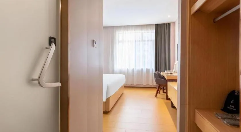 Bed in Lavande Hotel Zhongshan Dayong Rosewood Cultural Expo City