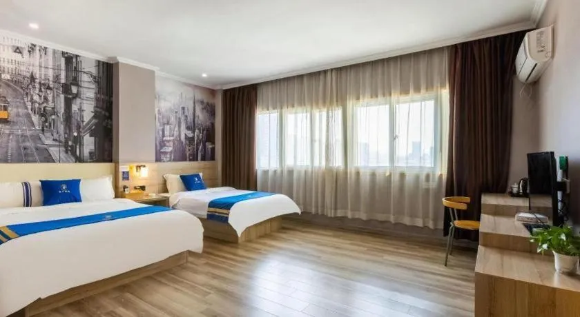 Bed in Super 8 Hotel Premier Suzhou Shihu Dong Road Metro Station