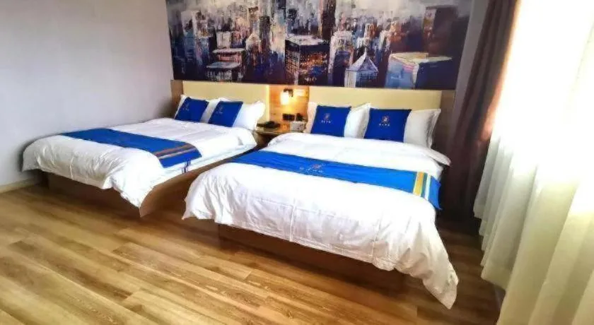 Bed in Super 8 Hotel Premier Suzhou Shihu Dong Road Metro Station