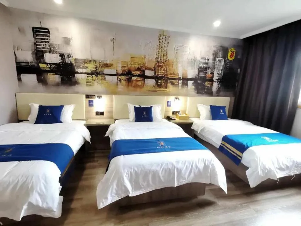 Bed in Super 8 Hotel Premier Suzhou Shihu Dong Road Metro Station