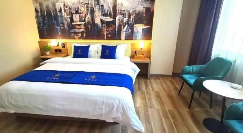 Bed in Super 8 Hotel Premier Suzhou Shihu Dong Road Metro Station