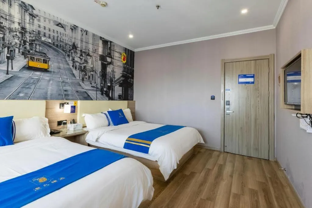 Bed in Super 8 Hotel Premier Suzhou Shihu Dong Road Metro Station