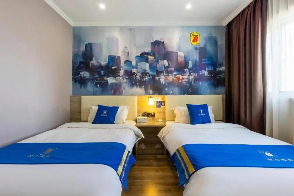 Bed in Super 8 Hotel Premier Suzhou Shihu Dong Road Metro Station