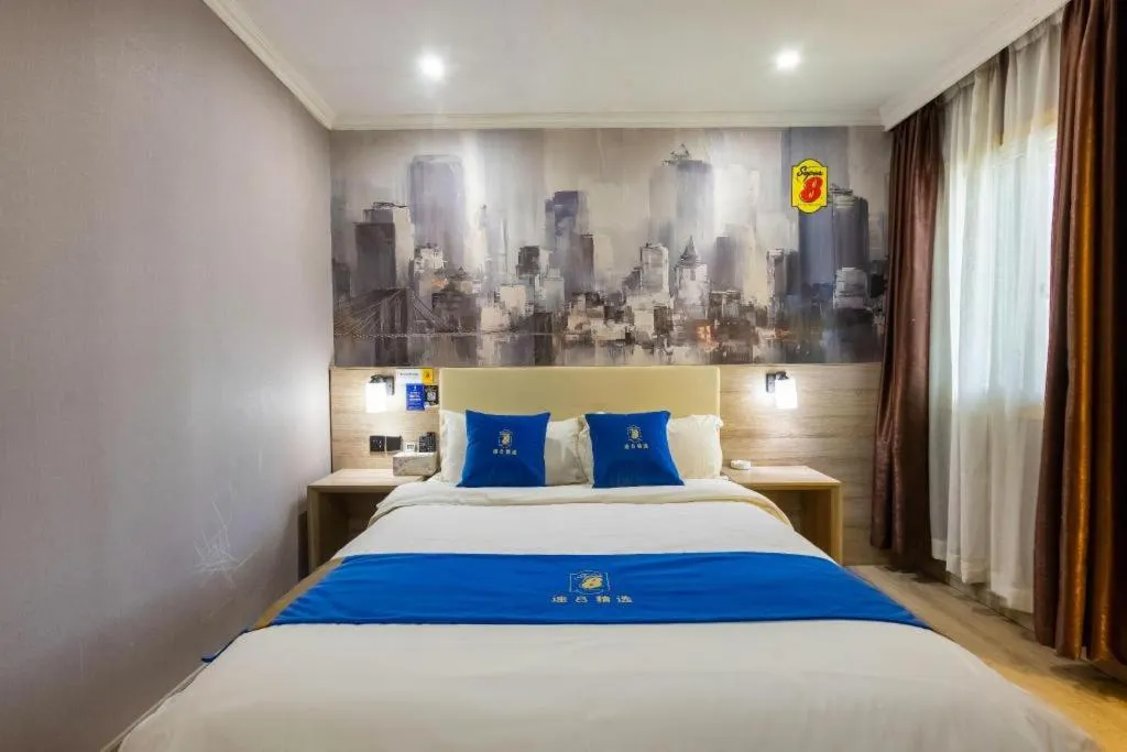 Bed in Super 8 Hotel Premier Suzhou Shihu Dong Road Metro Station