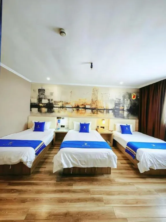 Bed in Super 8 Hotel Premier Suzhou Shihu Dong Road Metro Station