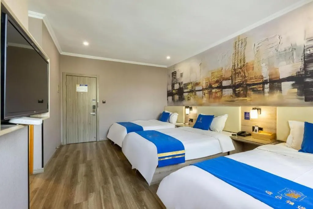 Bed in Super 8 Hotel Premier Suzhou Shihu Dong Road Metro Station