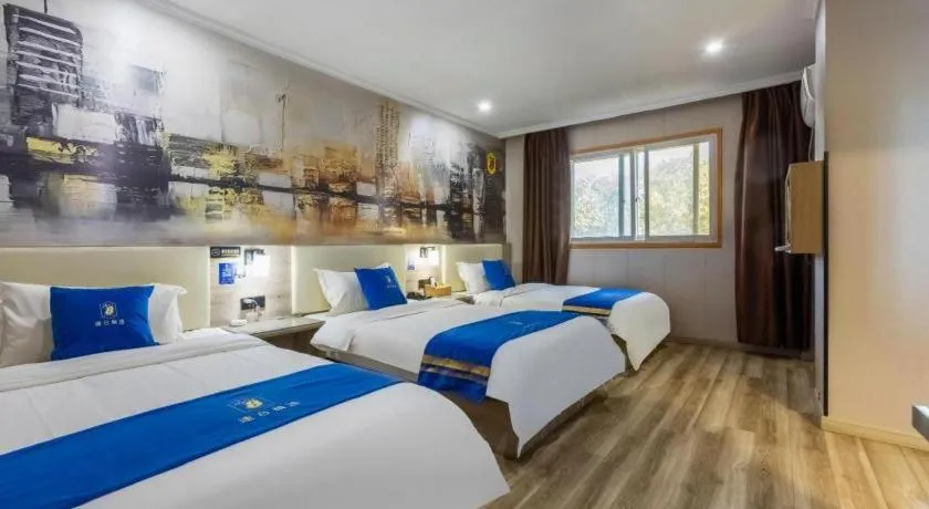 Bed in Super 8 Hotel Premier Suzhou Shihu Dong Road Metro Station