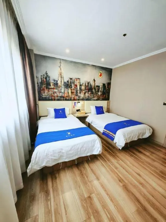 Bed in Super 8 Hotel Premier Suzhou Shihu Dong Road Metro Station