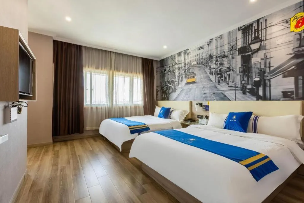 Bed in Super 8 Hotel Premier Suzhou Shihu Dong Road Metro Station