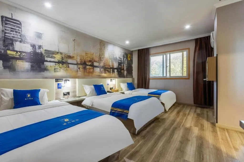 Bed in Super 8 Hotel Premier Suzhou Shihu Dong Road Metro Station