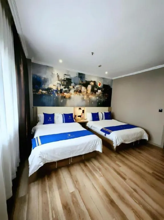 Bed in Super 8 Hotel Premier Suzhou Shihu Dong Road Metro Station