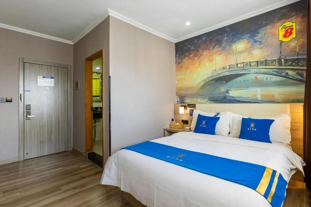 Bed in Super 8 Hotel Premier Suzhou Shihu Dong Road Metro Station