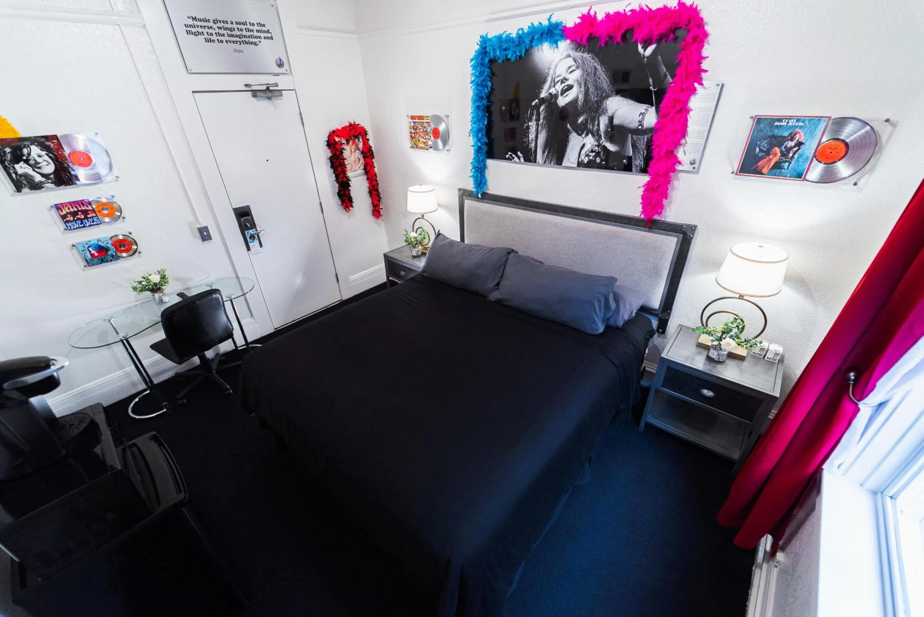 Bedroom, Bed in Music City Hotel - The San Francisco Music Experience