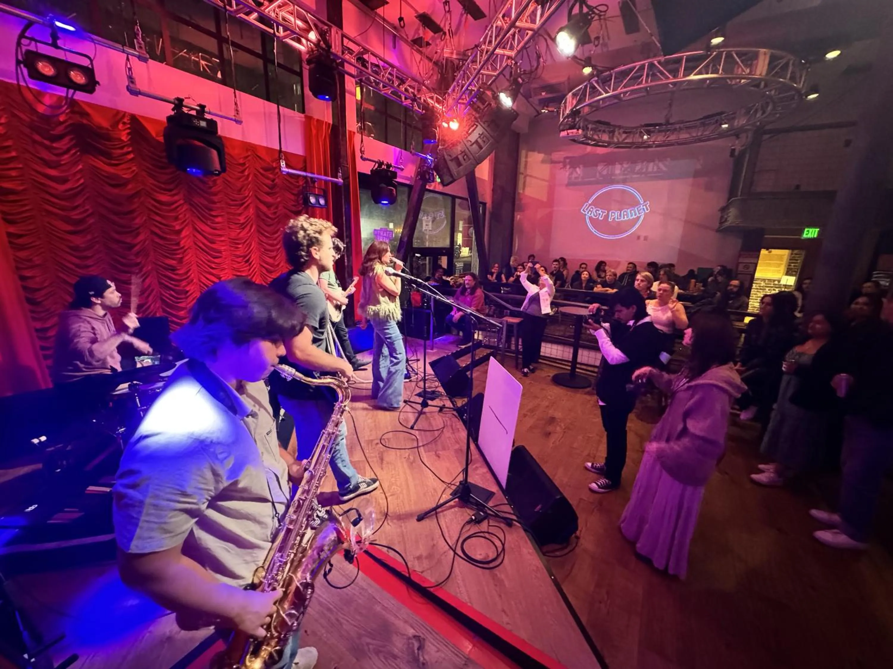 Evening entertainment in Music City Hotel - The San Francisco Music Experience