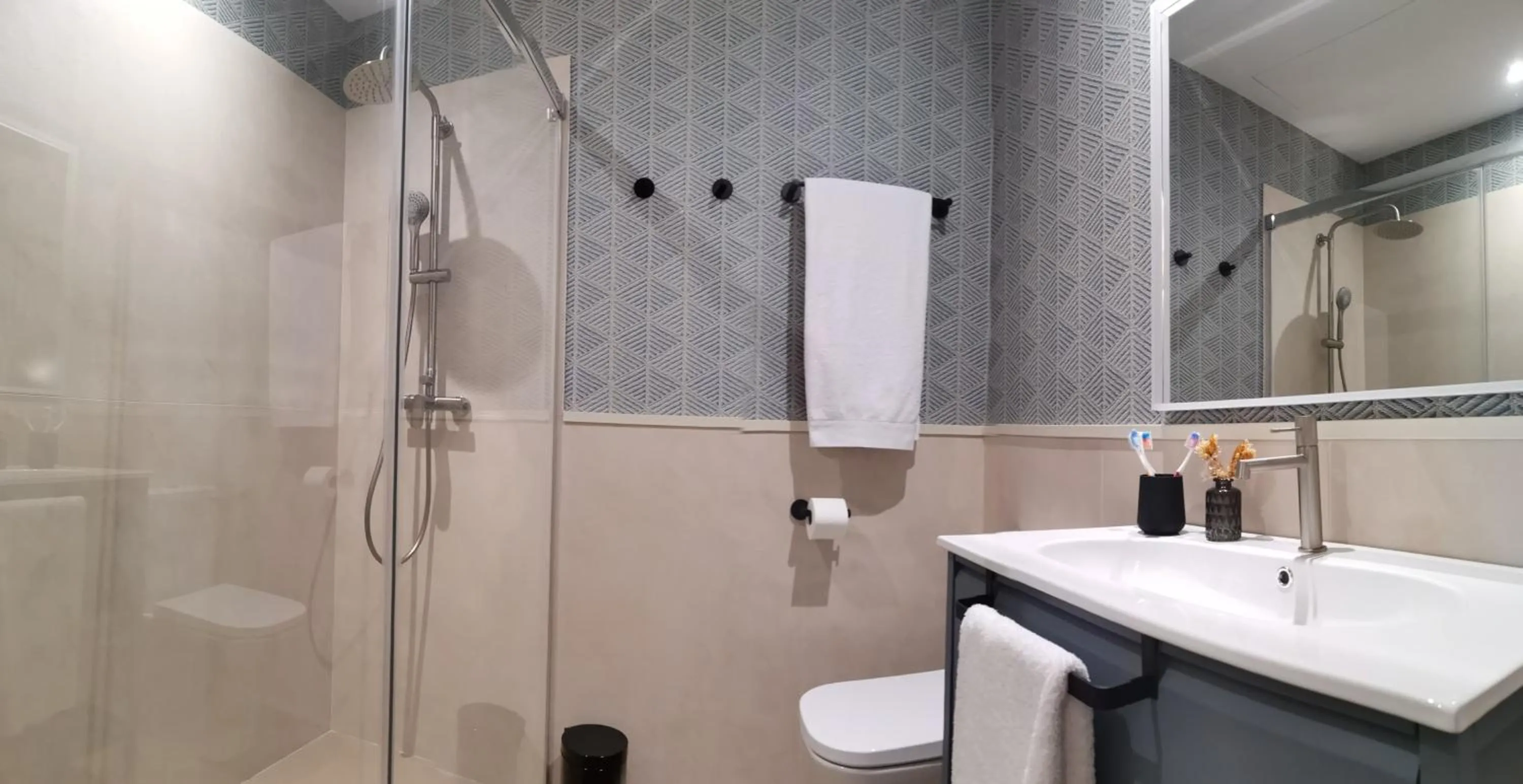 Shower in Puerta de la Ribera Suites