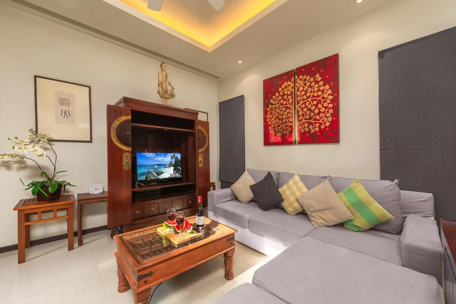 TV and multimedia in Saiyuan Estate by TropicLook