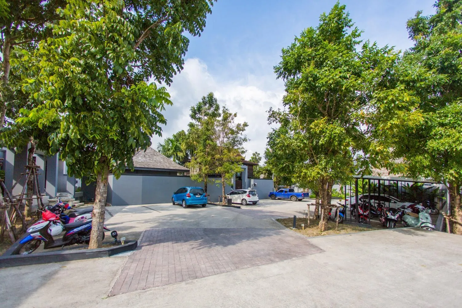 Parking in Saiyuan Estate by TropicLook