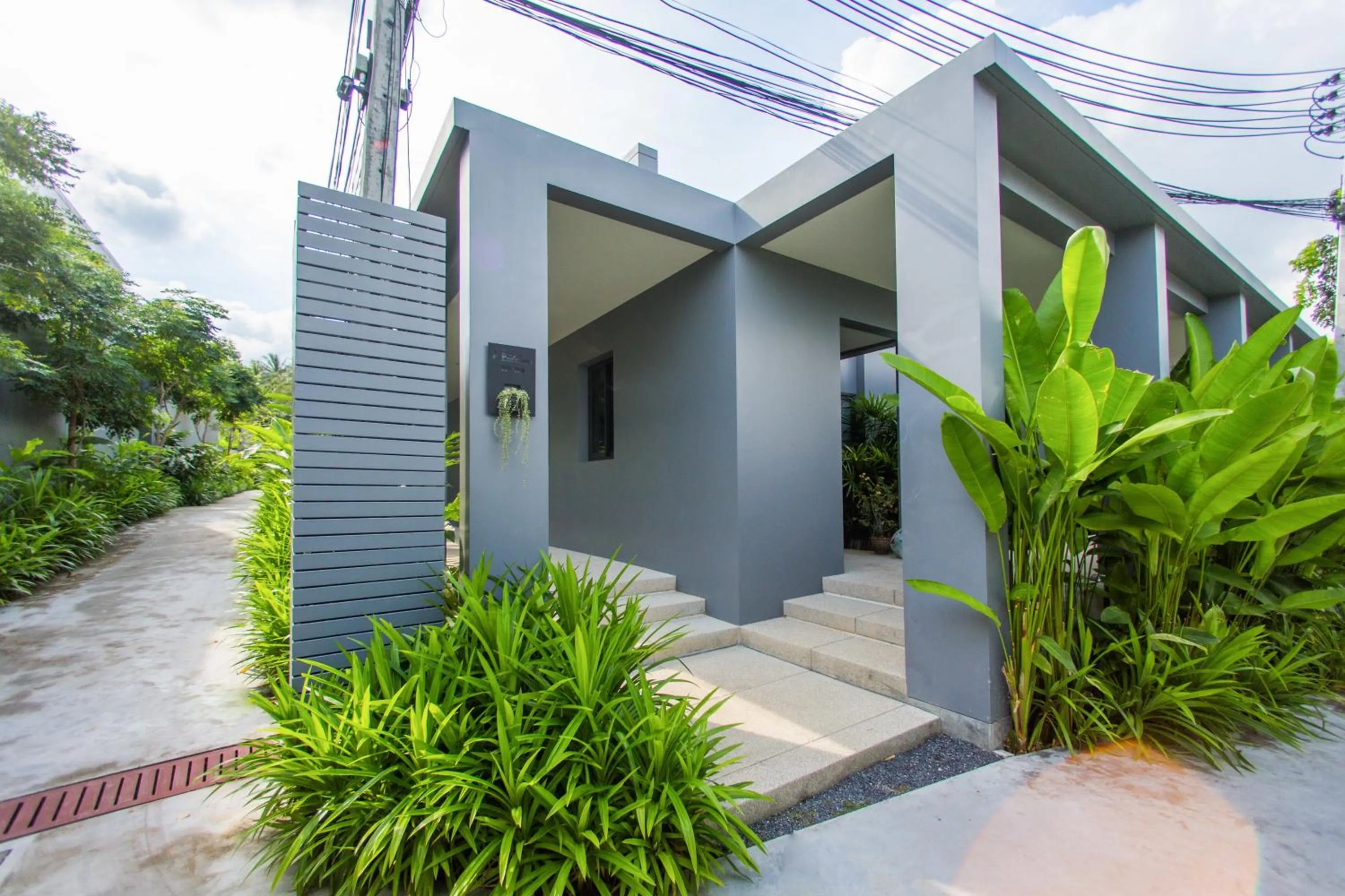Facade/entrance in Saiyuan Estate by TropicLook