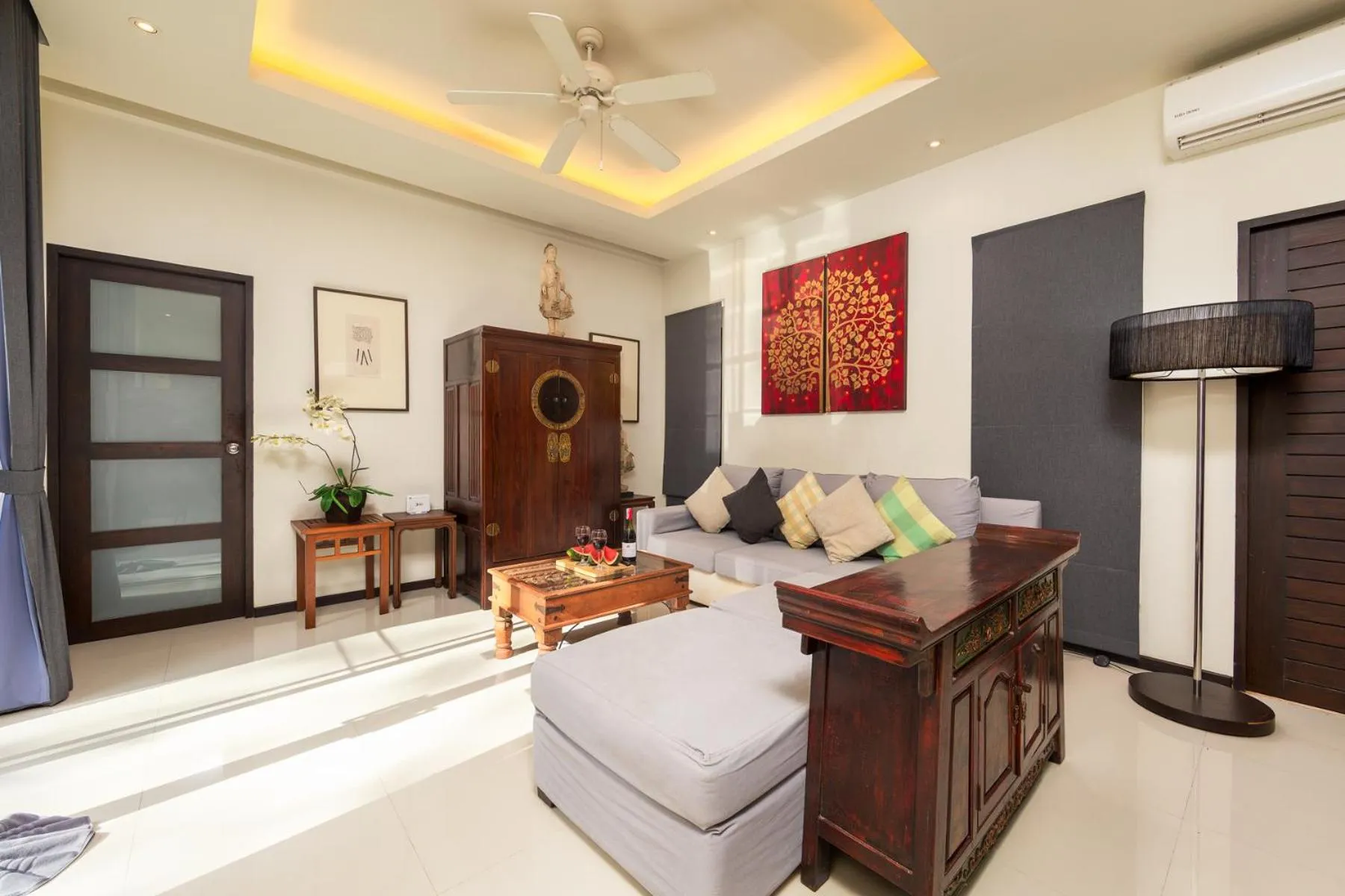 Living room in Saiyuan Estate by TropicLook