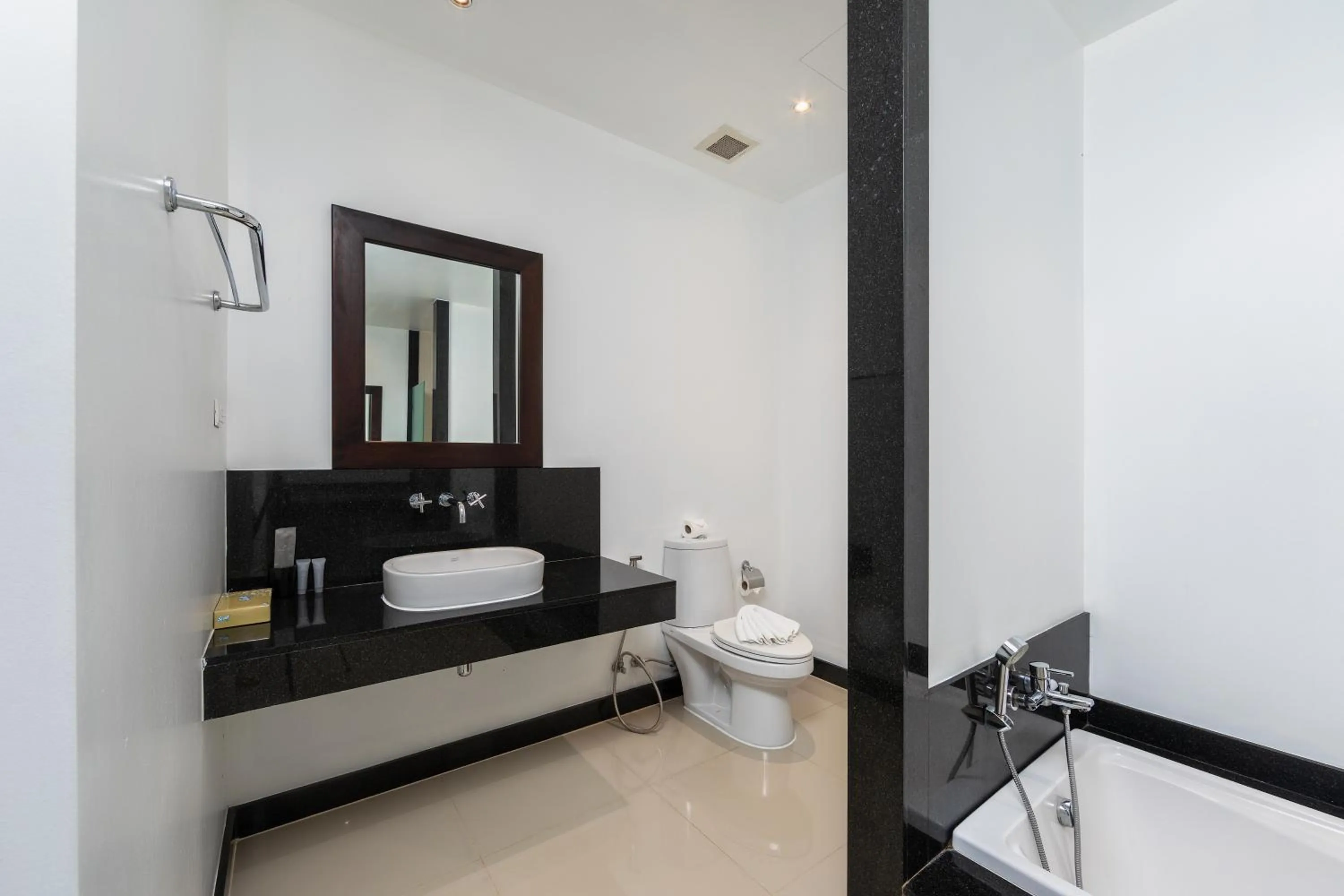 Saiyuan Estate by TropicLook