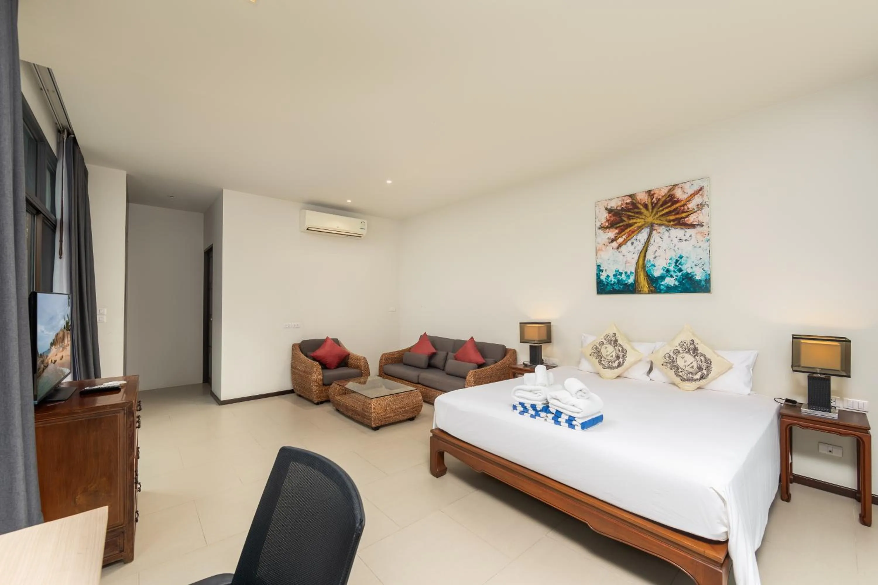 Bed in Saiyuan Estate by TropicLook