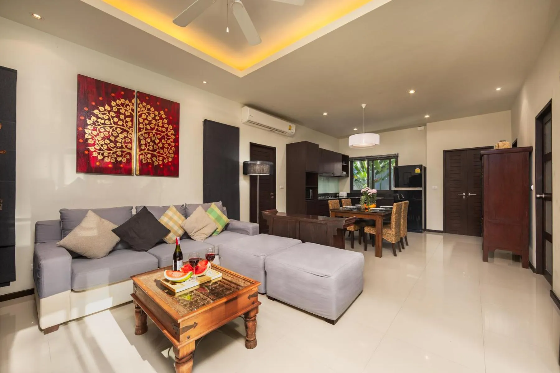 Living room in Saiyuan Estate by TropicLook