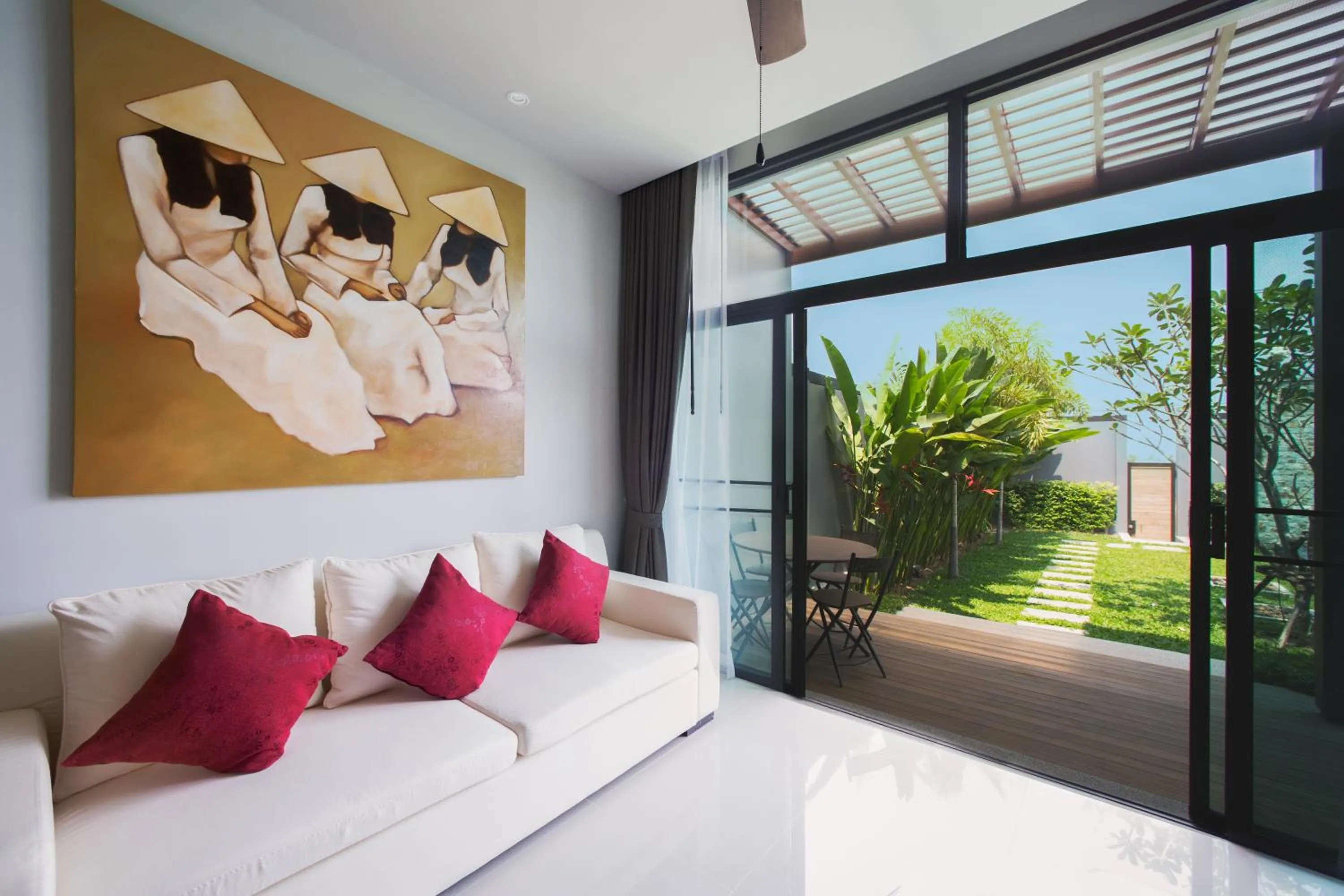 Living room in Saiyuan Estate by TropicLook