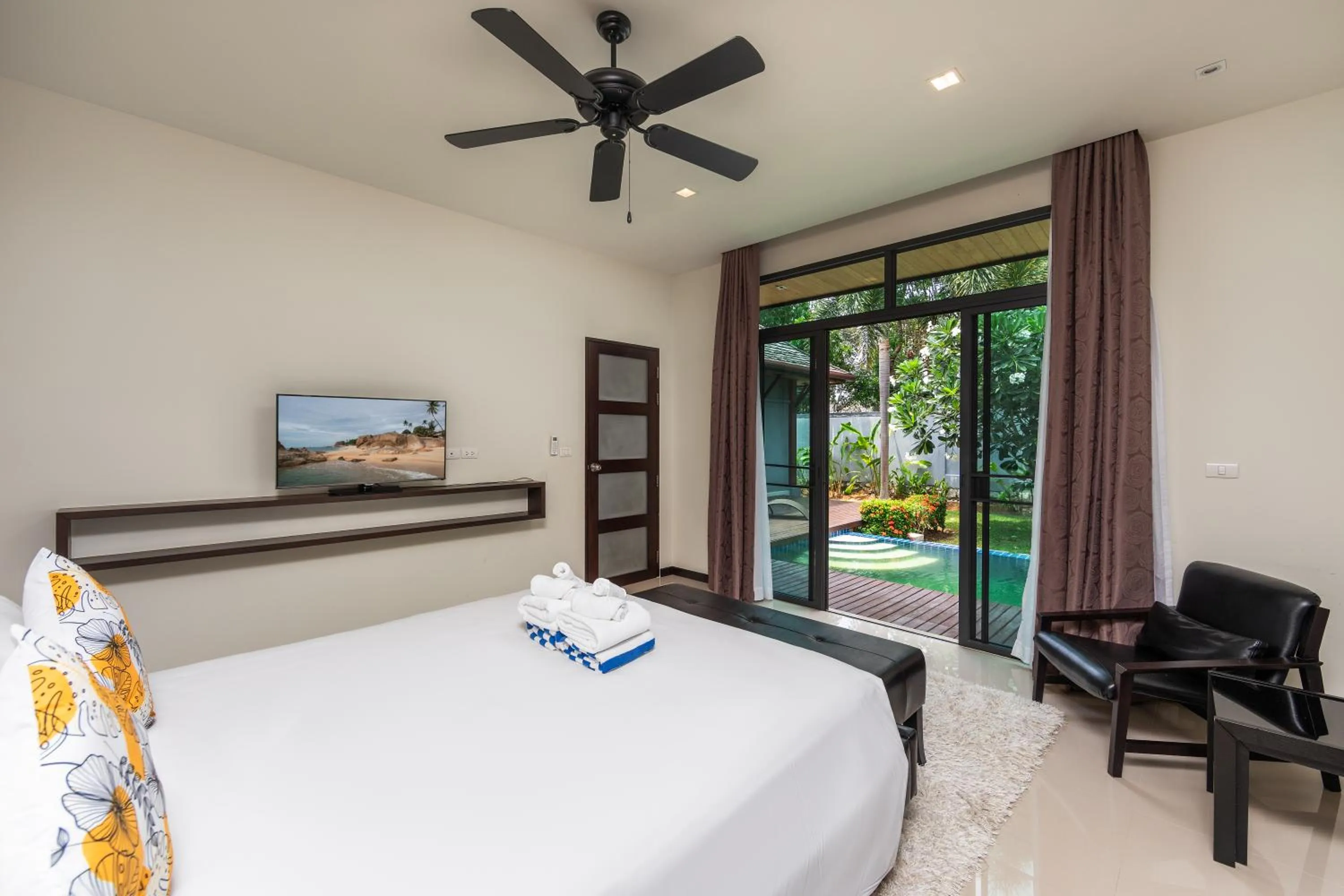 Bed in Saiyuan Estate by TropicLook