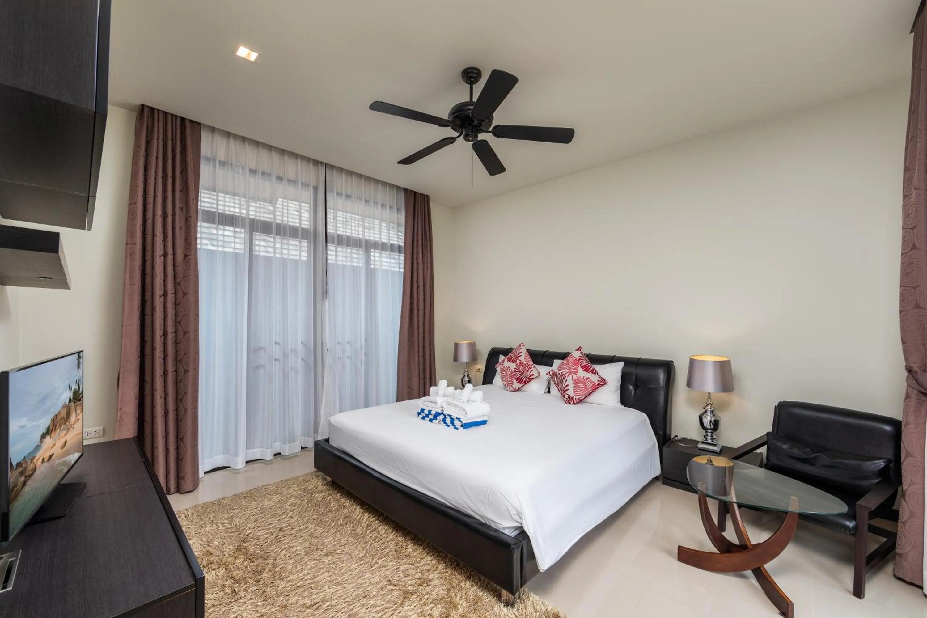 Bed in Saiyuan Estate by TropicLook