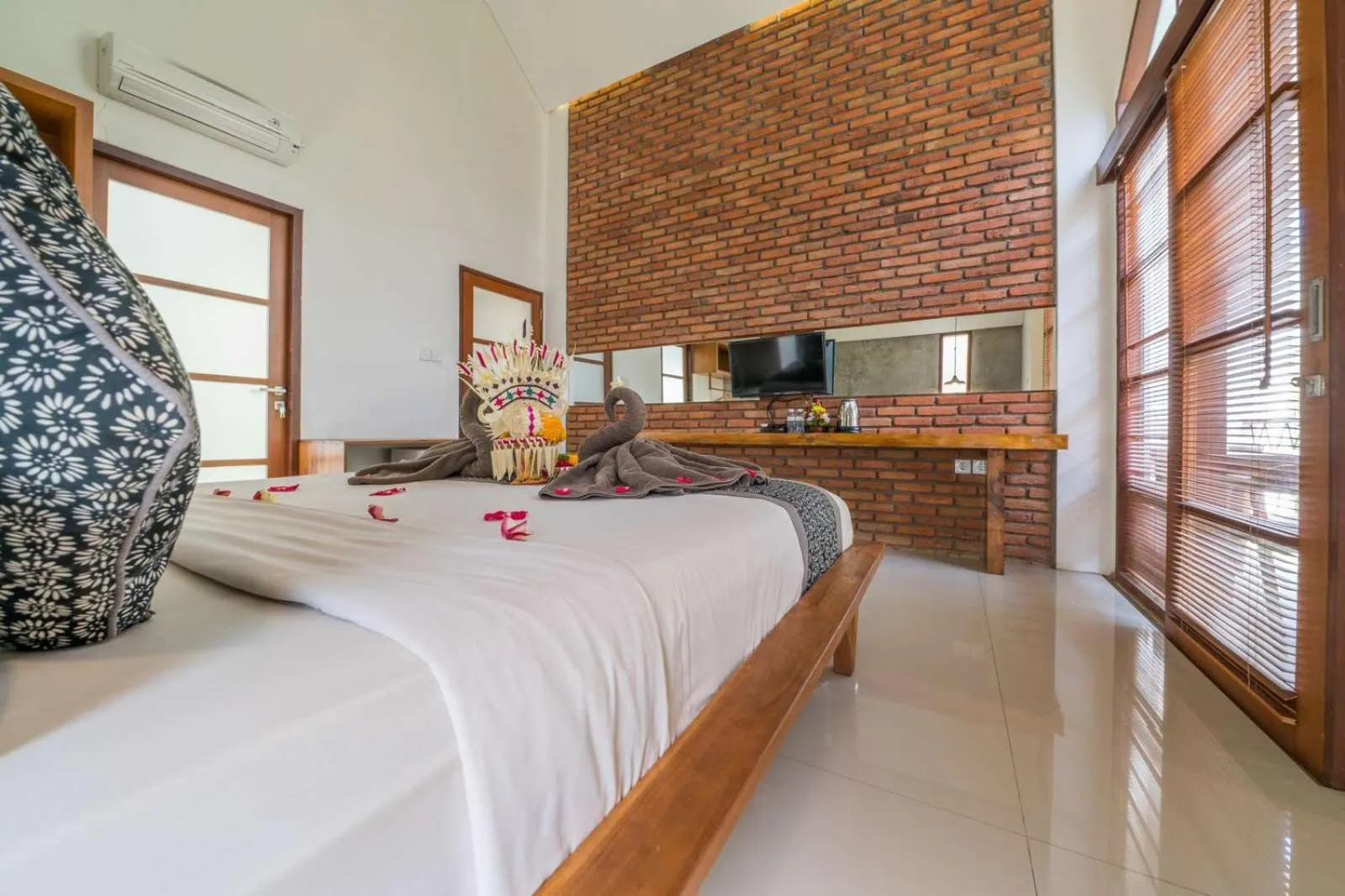 Bed in Yarama Cottages