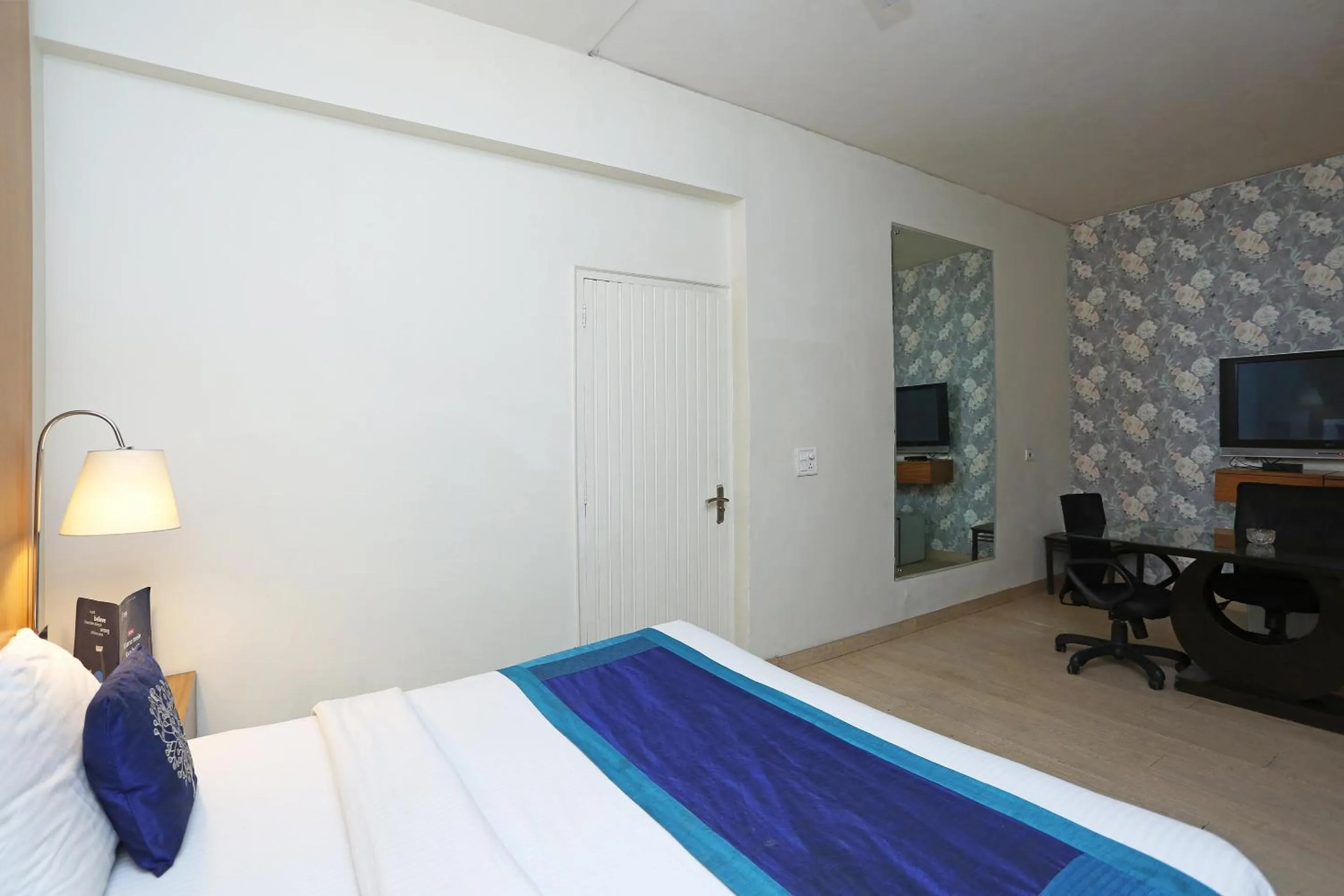 Bedroom, Bed in Hotel O Gem 92