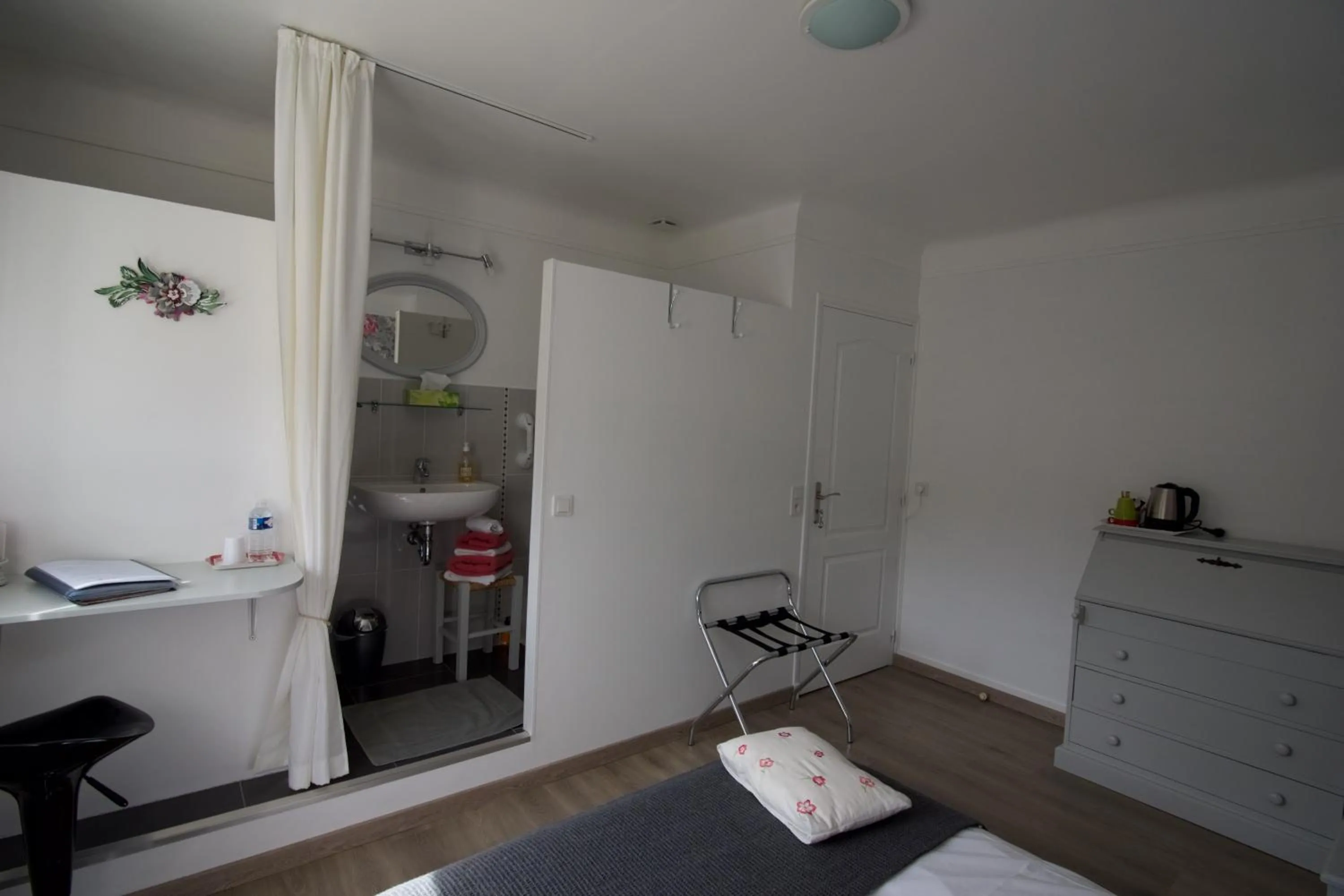 Shower in Au Jardin Saint Laurent