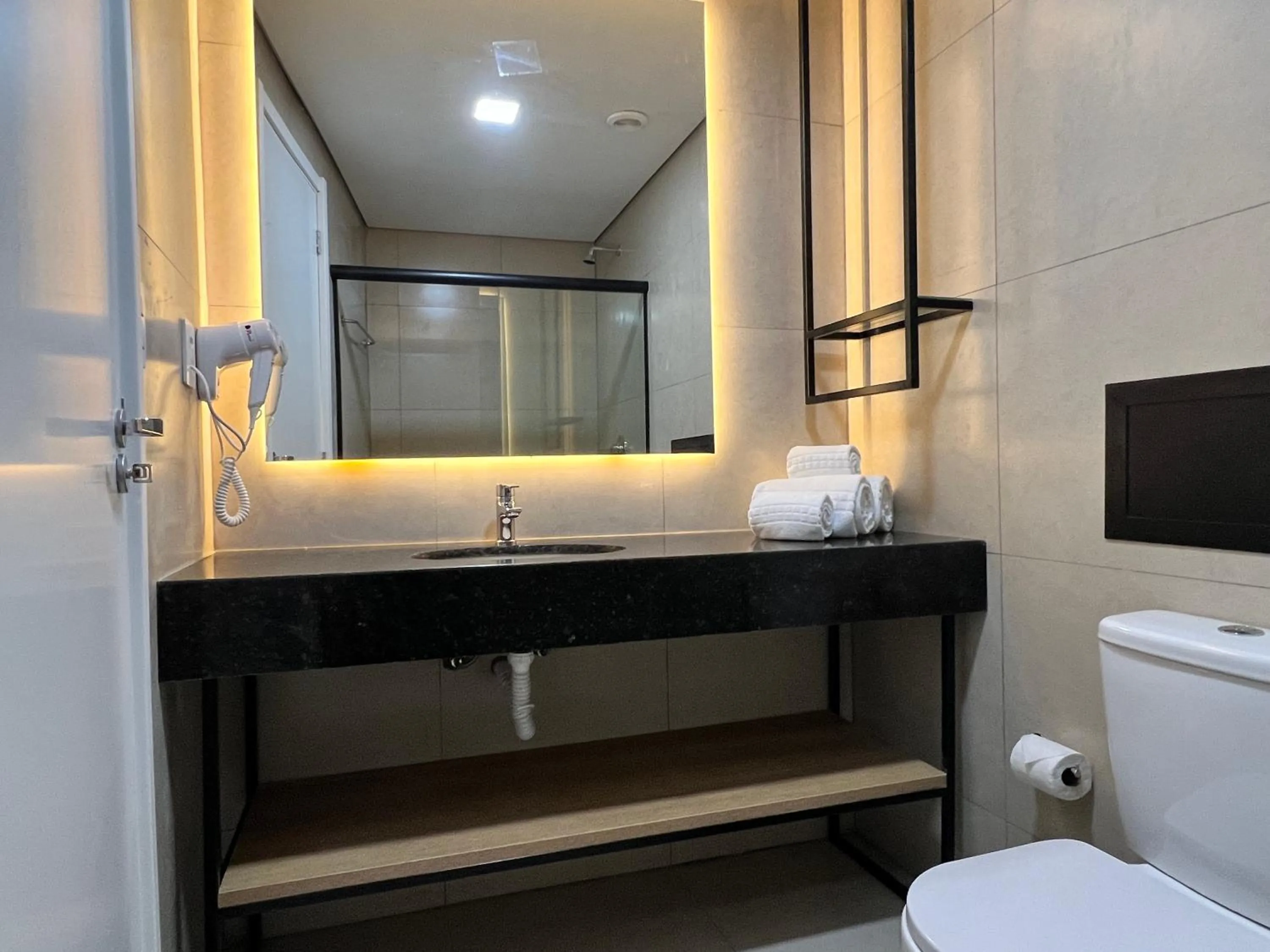 Toilet in Ramada Encore Ponta Grossa