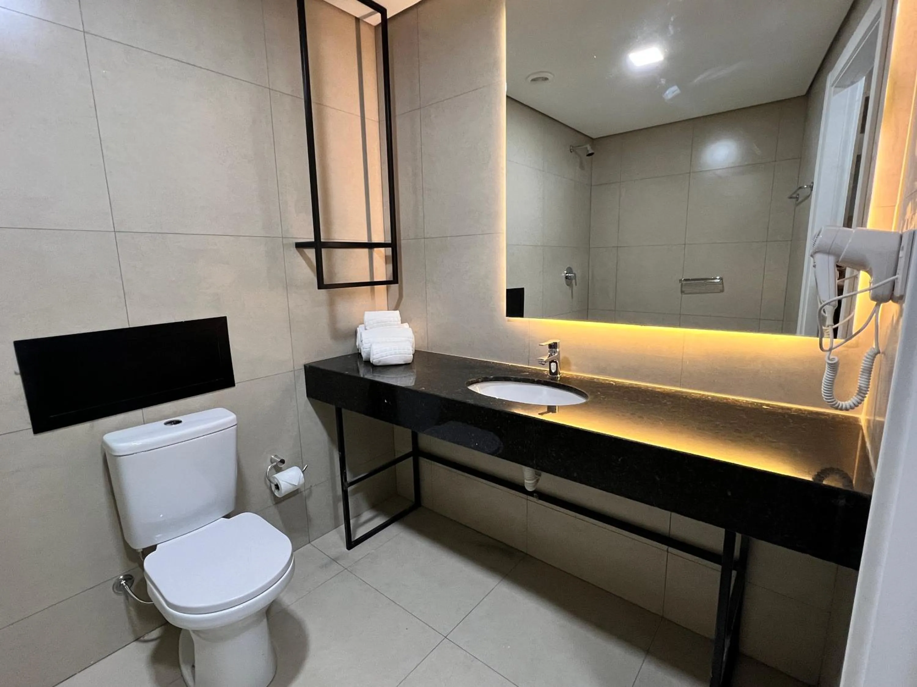 Toilet in Ramada Encore Ponta Grossa