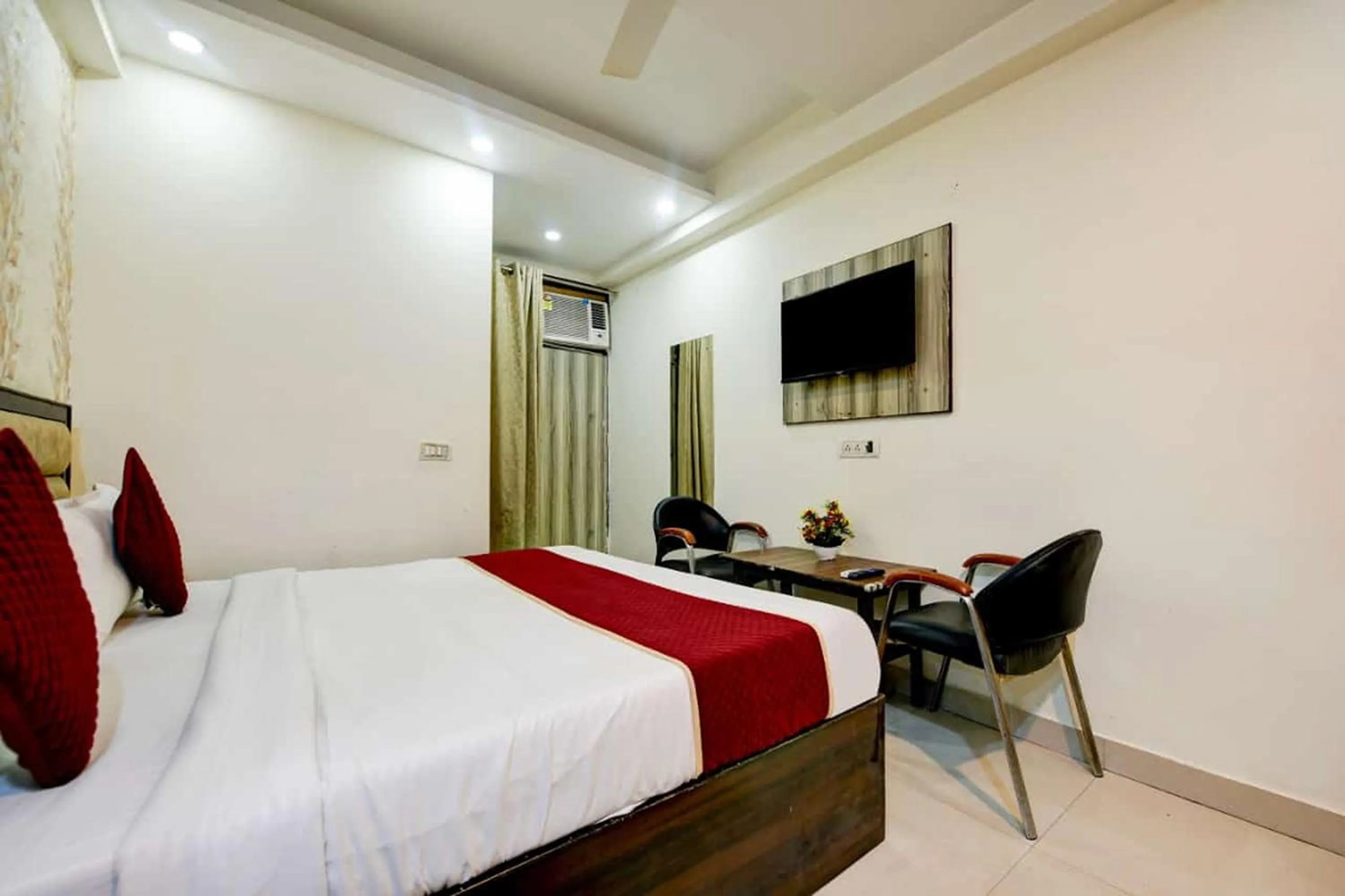 Bedroom in Hotel Lookout Stay Delhi IGI Airport