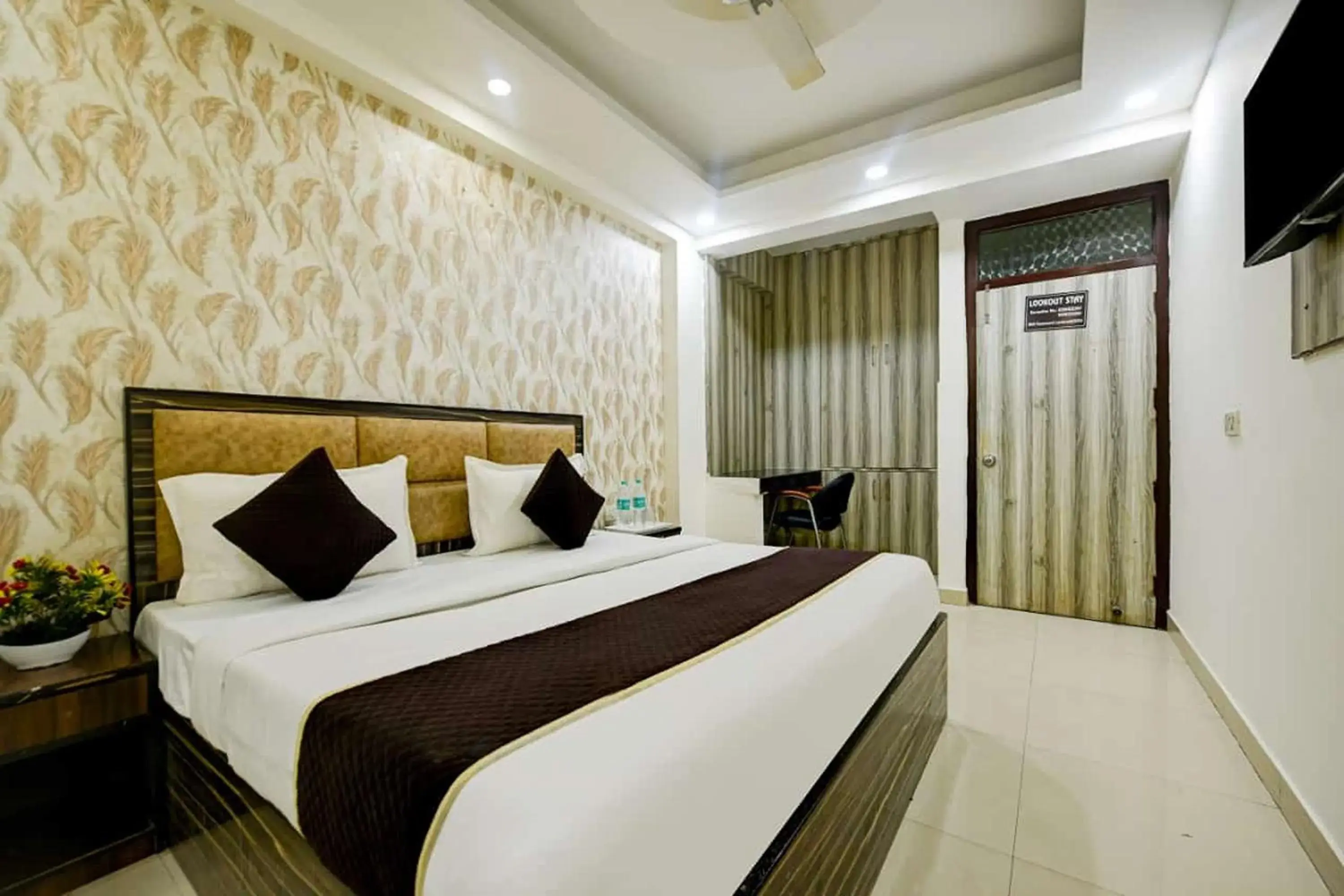 Deluxe Room in Hotel Lookout Stay Delhi IGI Airport Deluxe Room in Hotel Lookout Stay Delhi IGI Airport