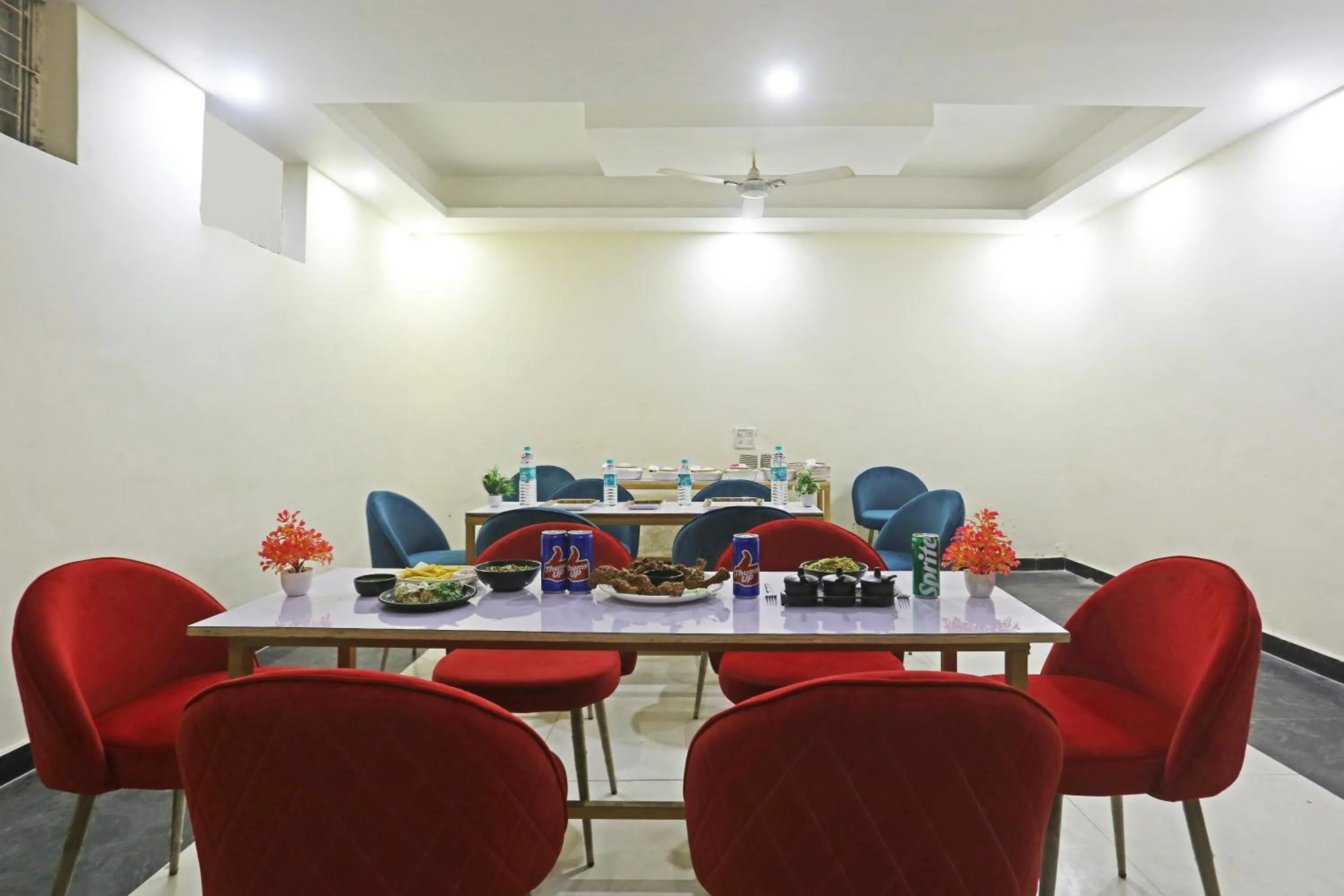 Restaurant/places to eat in Hotel Lookout Stay Delhi IGI Airport