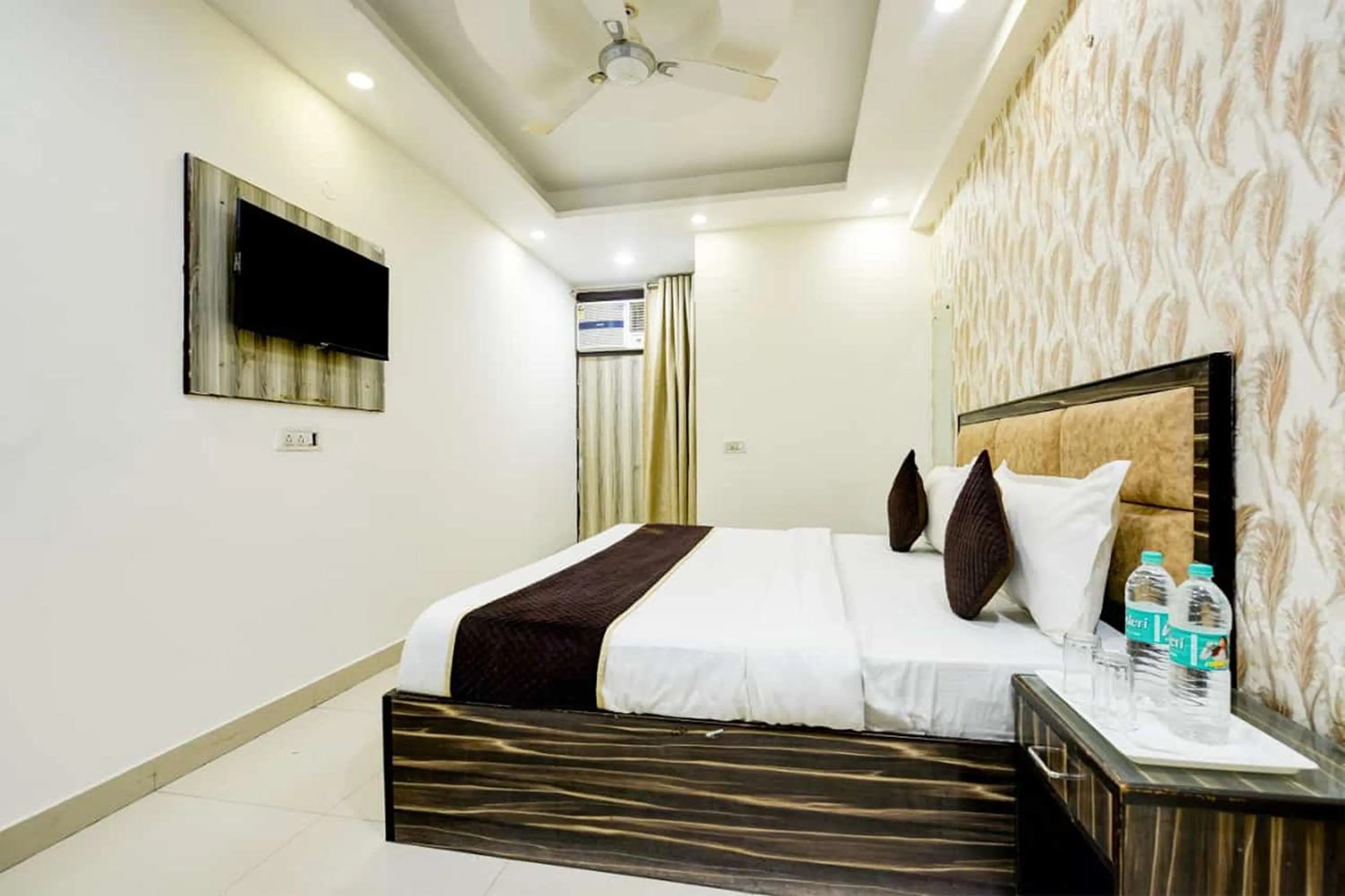 Photo of the whole room in Hotel Lookout Stay Delhi IGI Airport