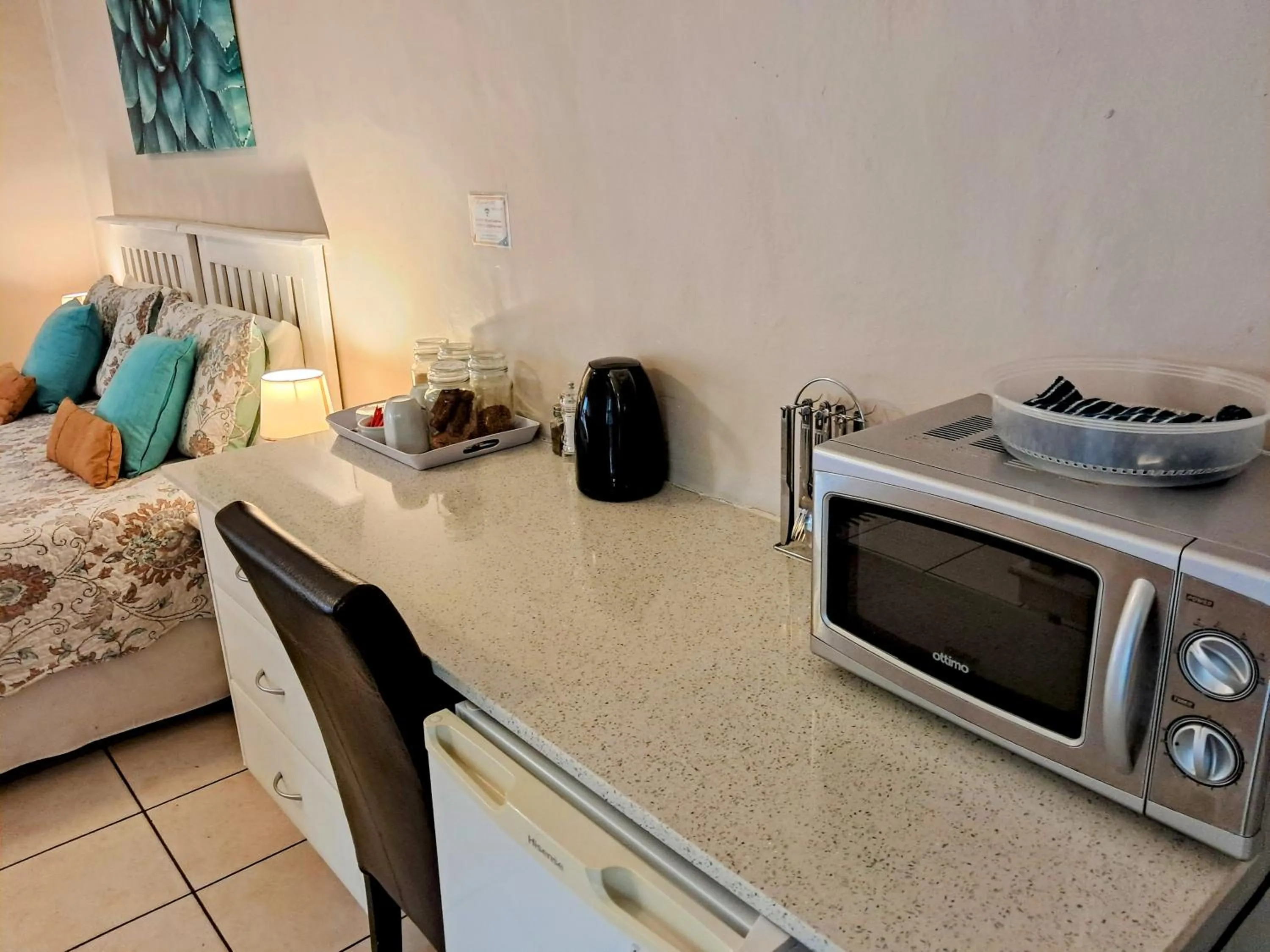 Coffee/tea facilities in 122 on Krantzview previously BizAfrika Guest Lodge