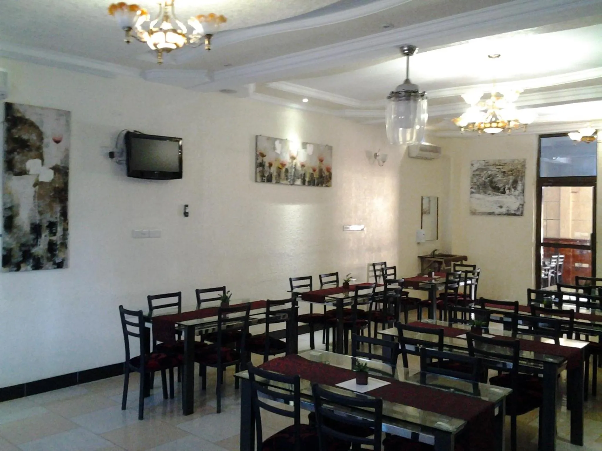 Restaurant/Places to Eat in Best Point Hotel