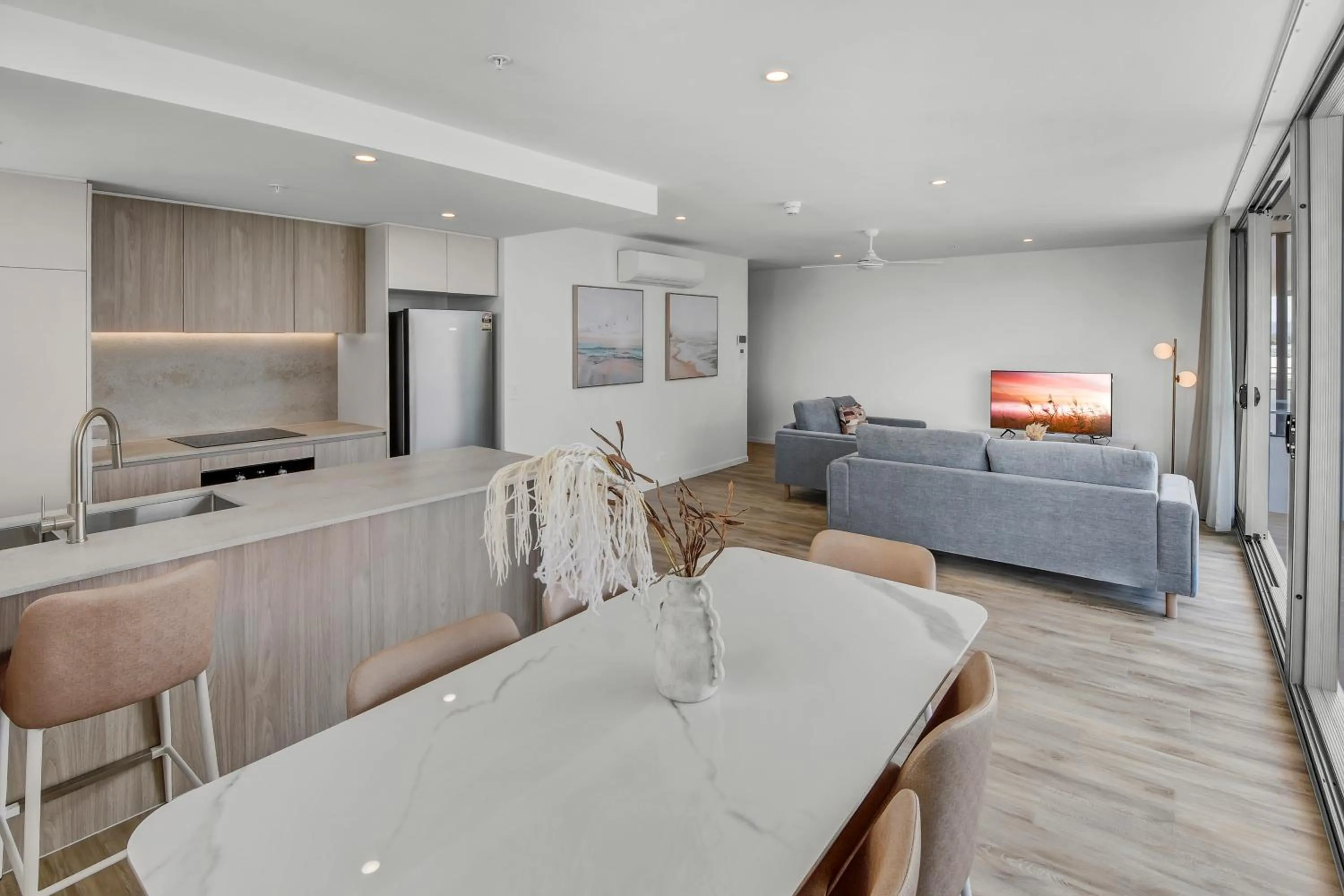 Dining area in Lowanna Beach Resort Kawana
