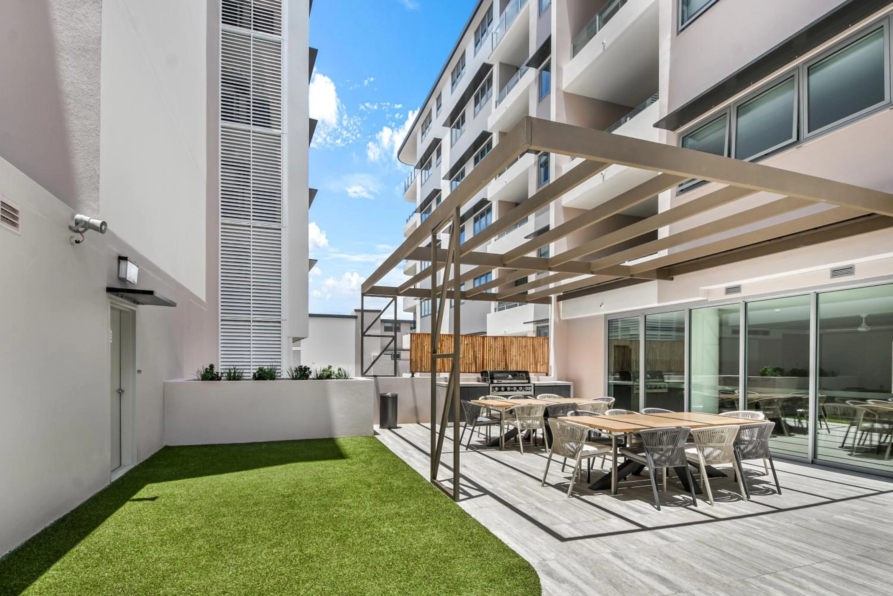 BBQ facilities in Lowanna Beach Resort Kawana