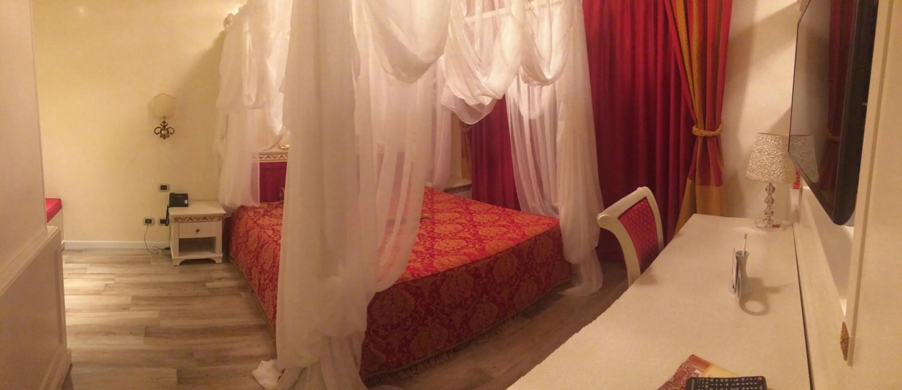 Photo of the whole room, Bed in Palace Hotel & SPA La CONCHIGLIA D' ORO