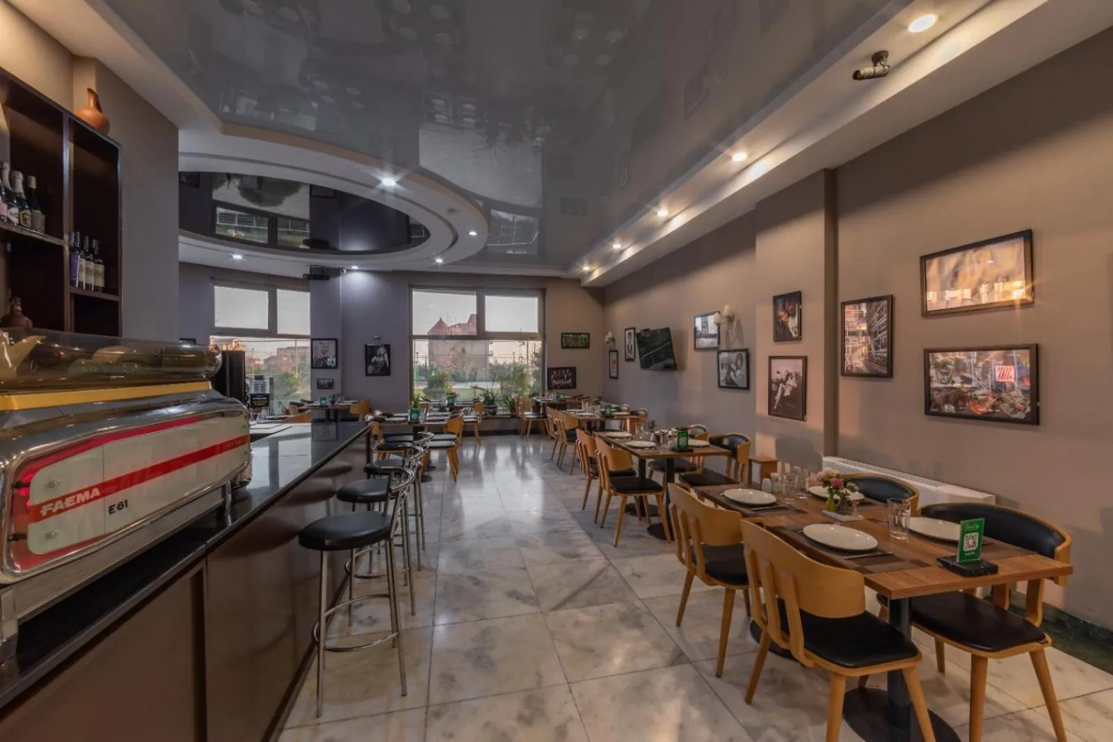 Restaurant/places to eat in Green City Hotel