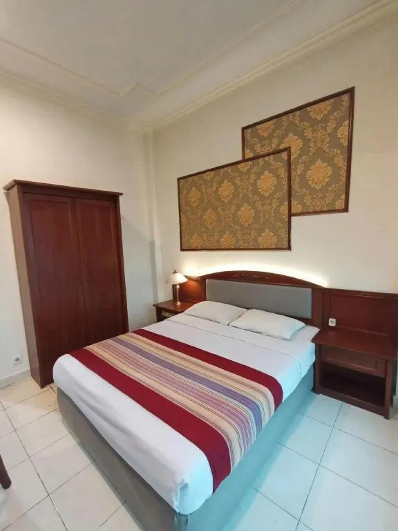 Bed in Larisae Setia Kawan Hotel